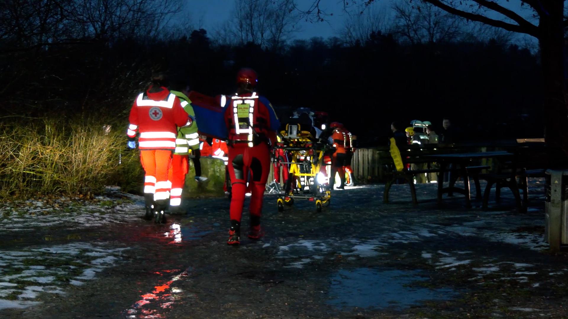 Rettungskräfte bergen toten Mann aus Regnitz in Fürth