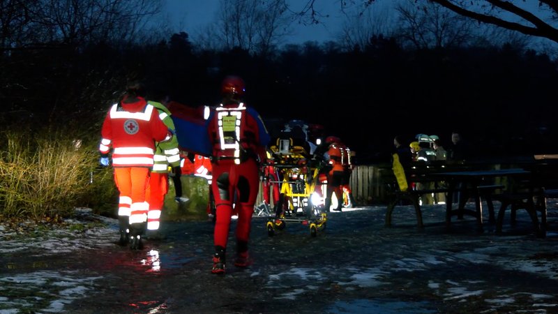 Rettungskräfte bergen toten Mann aus Regnitz in Fürth
