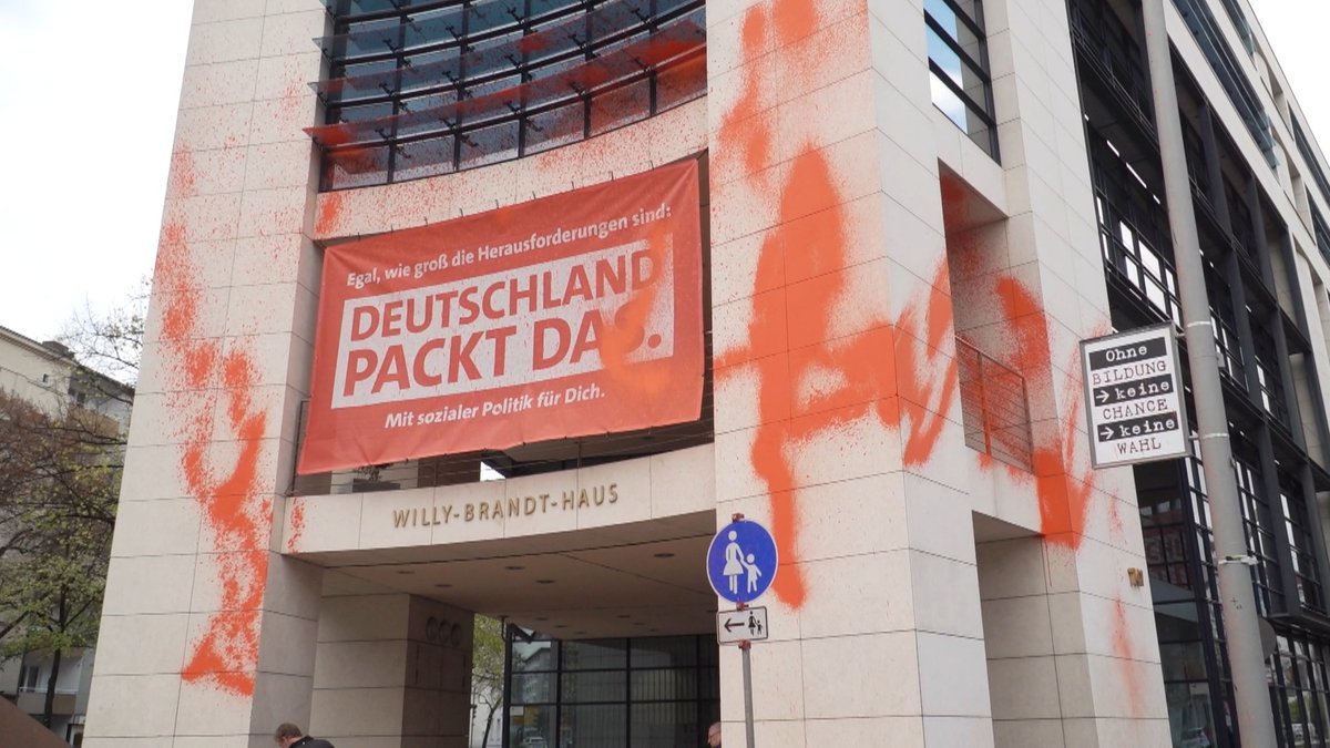 Aktivisten der Umweltgruppe "Letzte Generation" haben die Fassade der SPD-Bundeszentrale im Willy-Brandt-Haus beschmiert. (02.11.2022)