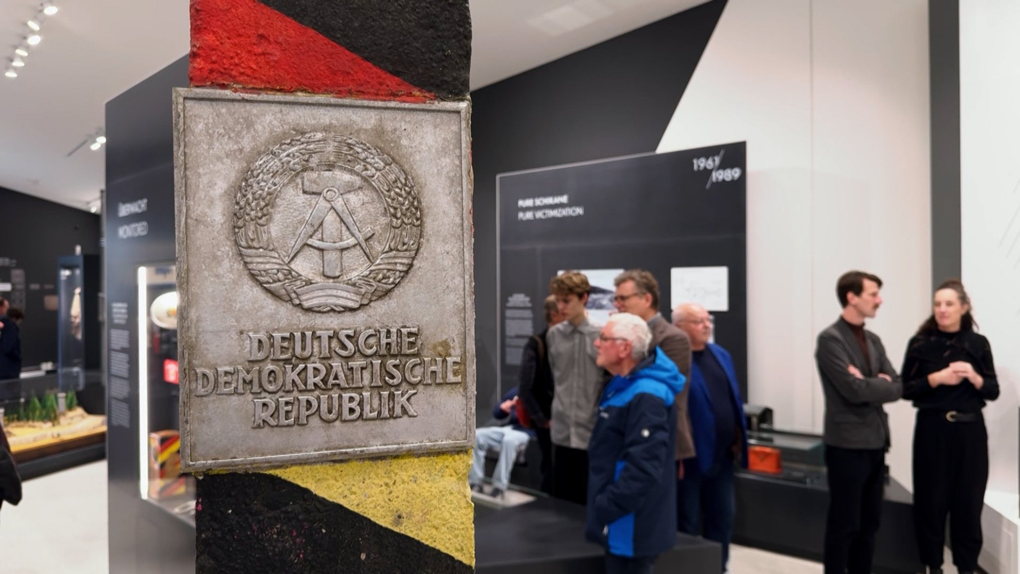 Ein alter Grenzpfosten der DDR ist im Deutsch-Deutschen Museum in Mödlareuth in Oberfranken zu sehen.