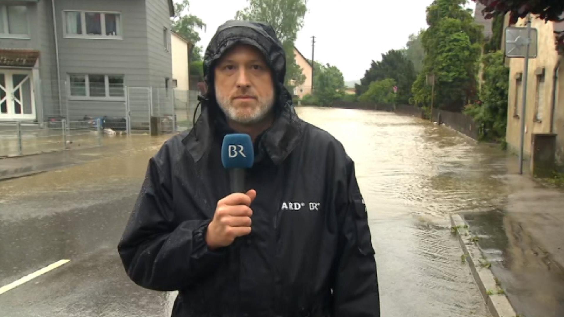 Im Markt Diedorf westlich von Augsburg ist ein Damm gebrochen. Von dort berichtet Reporter Thomas Pösl.