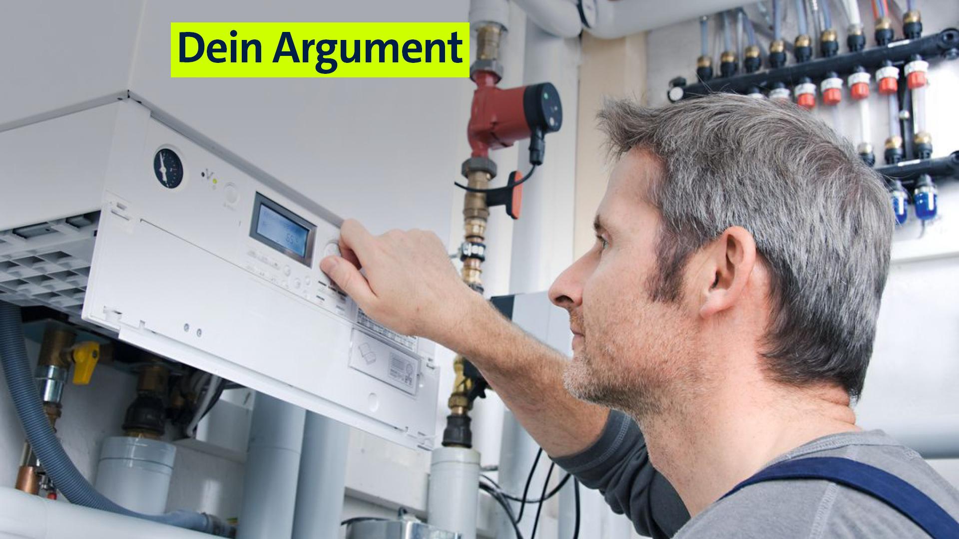 Installateur überprüft Heizung.