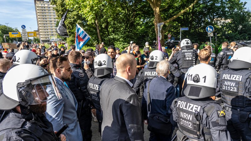 Polizisten begleiten AfD-Delegierte auf dem Weg zum Parteitag in Essen. | Bild: Picture Alliance/Jochen Tack Polizisten begleiten AfD-Delegierte auf dem Weg zum Parteitag in Essen.