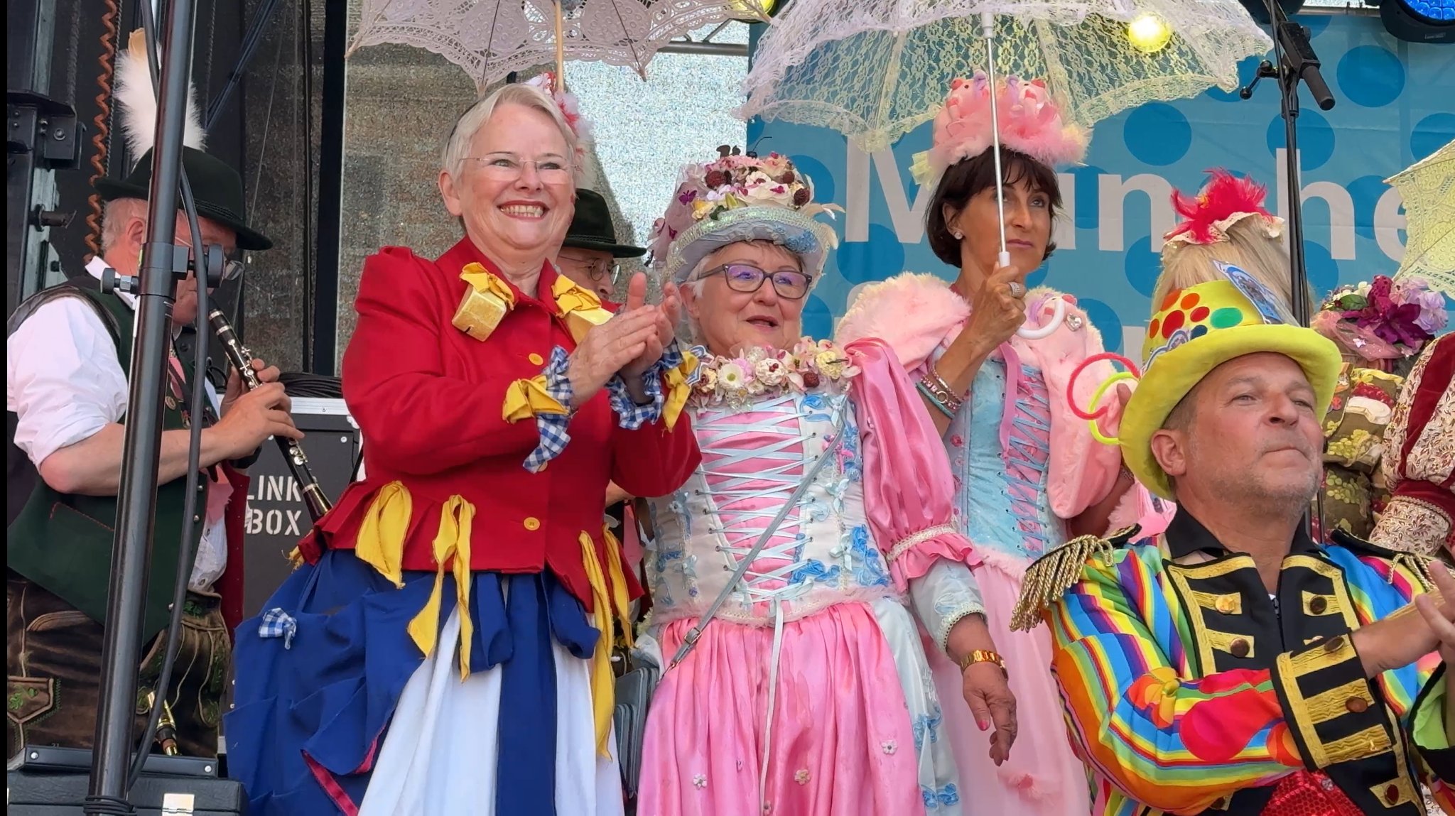 Die Marktweiber vom Viktualienmarkt auf der Bühne beim Stadtgründungsfestungsfest in München | Bild: BR/Leon Wohlleben Die Marktweiber vom Viktualienmarkt auf der Bühne beim Stadtgründungsfestungsfest in München