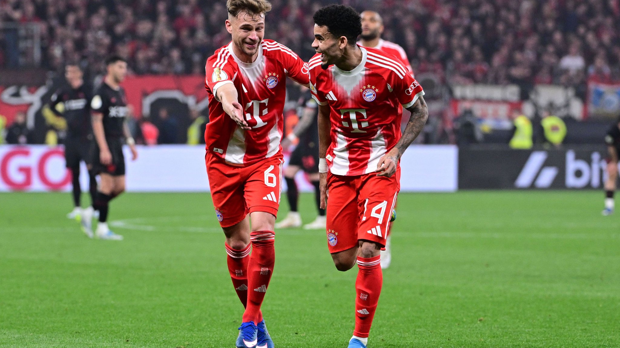 Joshua Kimmich und Luis Diaz feiern ein Tor gegen Leverkusen