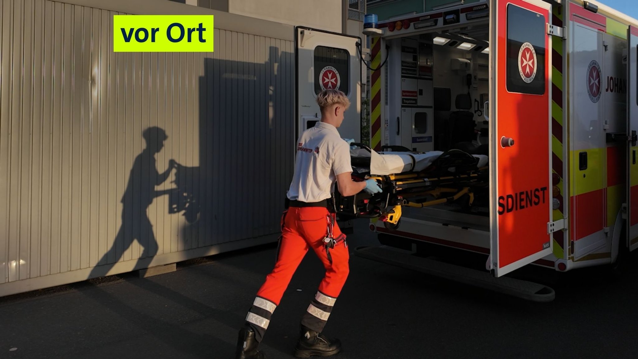 Leon Beck von den Johannitern Würzburg macht den Rettungswagen wieder startklar für den nächsten Einsatz und schiebt die Trage in den Wagen. | Bild: BR/Leon Willner Leon Beck von den Johannitern Würzburg macht den Rettungswagen wieder startklar für den nächsten Einsatz und schiebt die Trage in den Wagen.