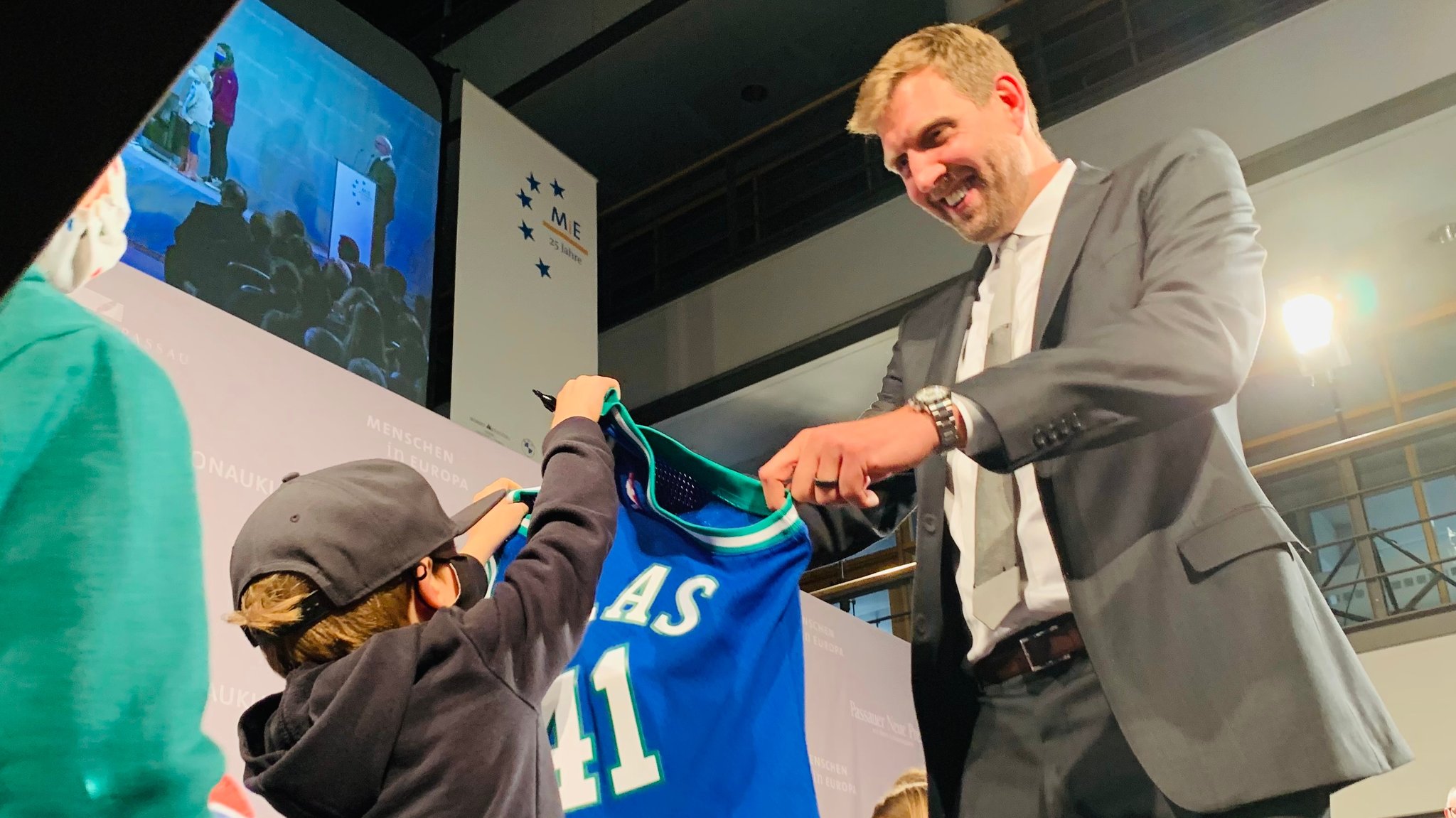 Dirk Nowitzki mit einem kleinen Fan