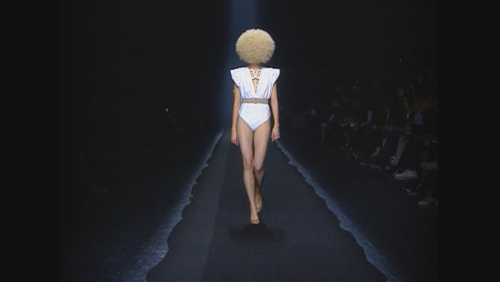 Lässt die Models laufen: Szene aus "Martin Margiela - Mythos der Mode" | Bild: EuroVideo Lässt die Models laufen: Szene aus "Martin Margiela - Mythos der Mode"