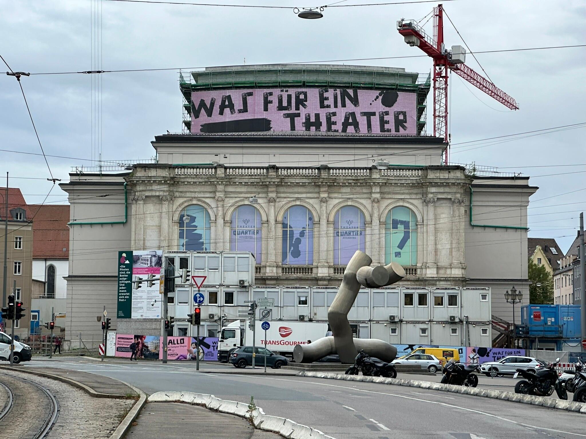 Blick auf die Fassade des Stammhauses mit Kran