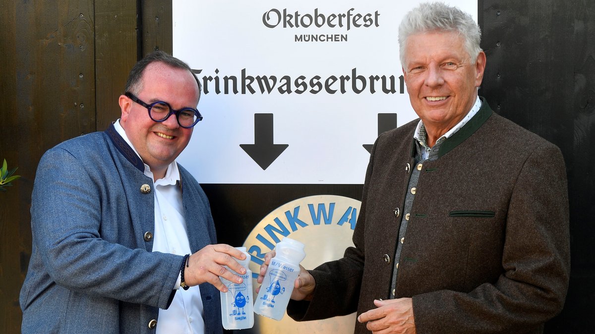 Münchens Oberbürgermeister Dieter Reiter (SPD) und Wiesnchef Clemens Baumgärtner testen die neue Trinkwasser-Zapfstelle auf der Wiesn.