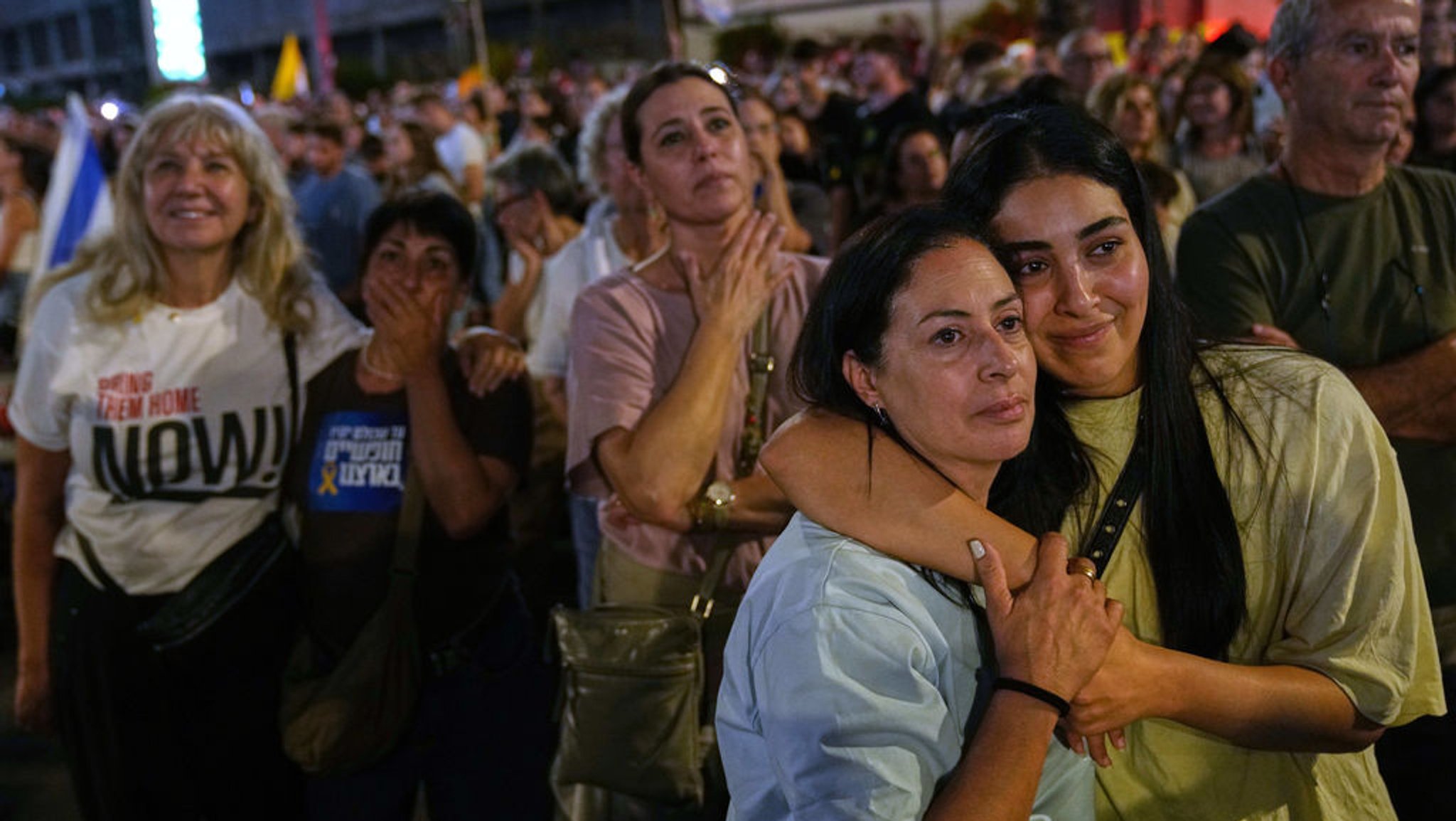 11.10.2025, Israel, Tel Aviv: Menschen nehmen an einer Kundgebung zur Unterstützung der von der Hamas entführten Geiseln auf einem als Geiselplatz bekannten Platz teil, vor der erwarteten Freilassung der im Gazastreifen festgehaltenen Geiseln. Foto: Francisco Seco/AP/dpa +++ dpa-Bildfunk +++ | Bild: dpa-Bildfunk/Francisco Seco 11.10.2025, Israel, Tel Aviv: Menschen nehmen an einer Kundgebung zur Unterstützung der von der Hamas entführten Geiseln auf einem als Geiselplatz bekannten Platz teil, vor der erwarteten Freilassung der im Gazastreifen festgehaltenen Geiseln. Foto: Francisco Seco/AP/dpa +++ dpa-Bildfunk +++