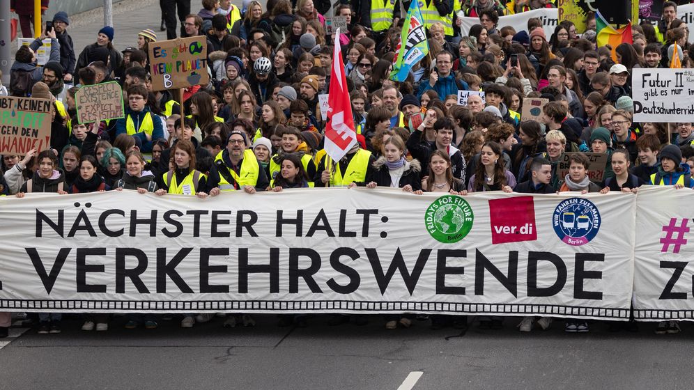 Mit einem bundesweiten Aktionstag hat die Bewegung "Fridays for Future" die Gewerkschaft Verdi bei ihren Warnstreiks im ÖPNV unterstützt.  | Bild:dpa-Bildfunk/Hannes P. Albert
