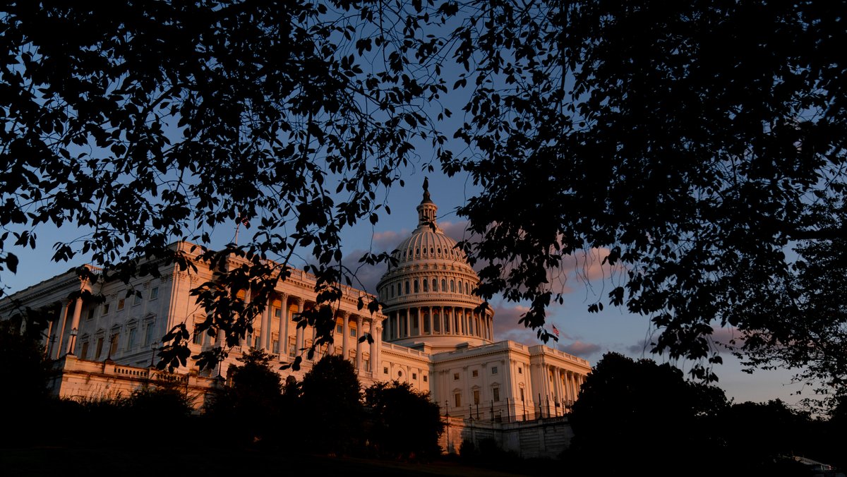 Das US-Kapitol bei Sonnenuntergang. 