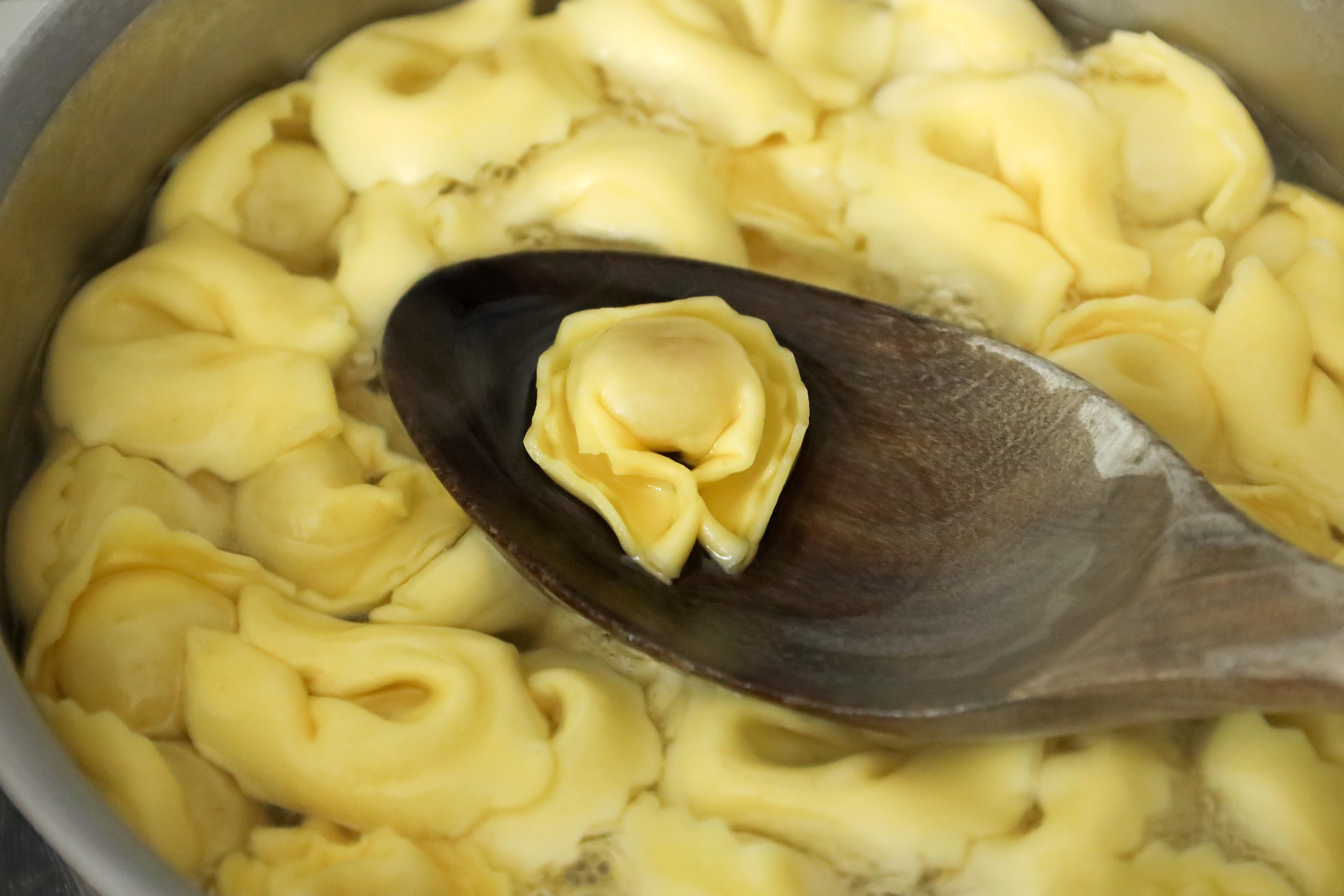 Gefüllte Tortellini und ein Kochlöffel
