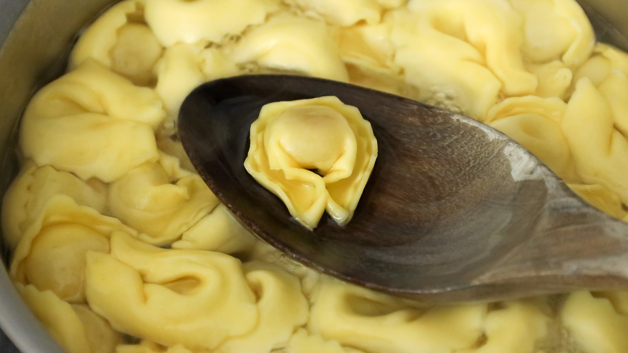 Gefüllte Tortellini und ein Kochlöffel