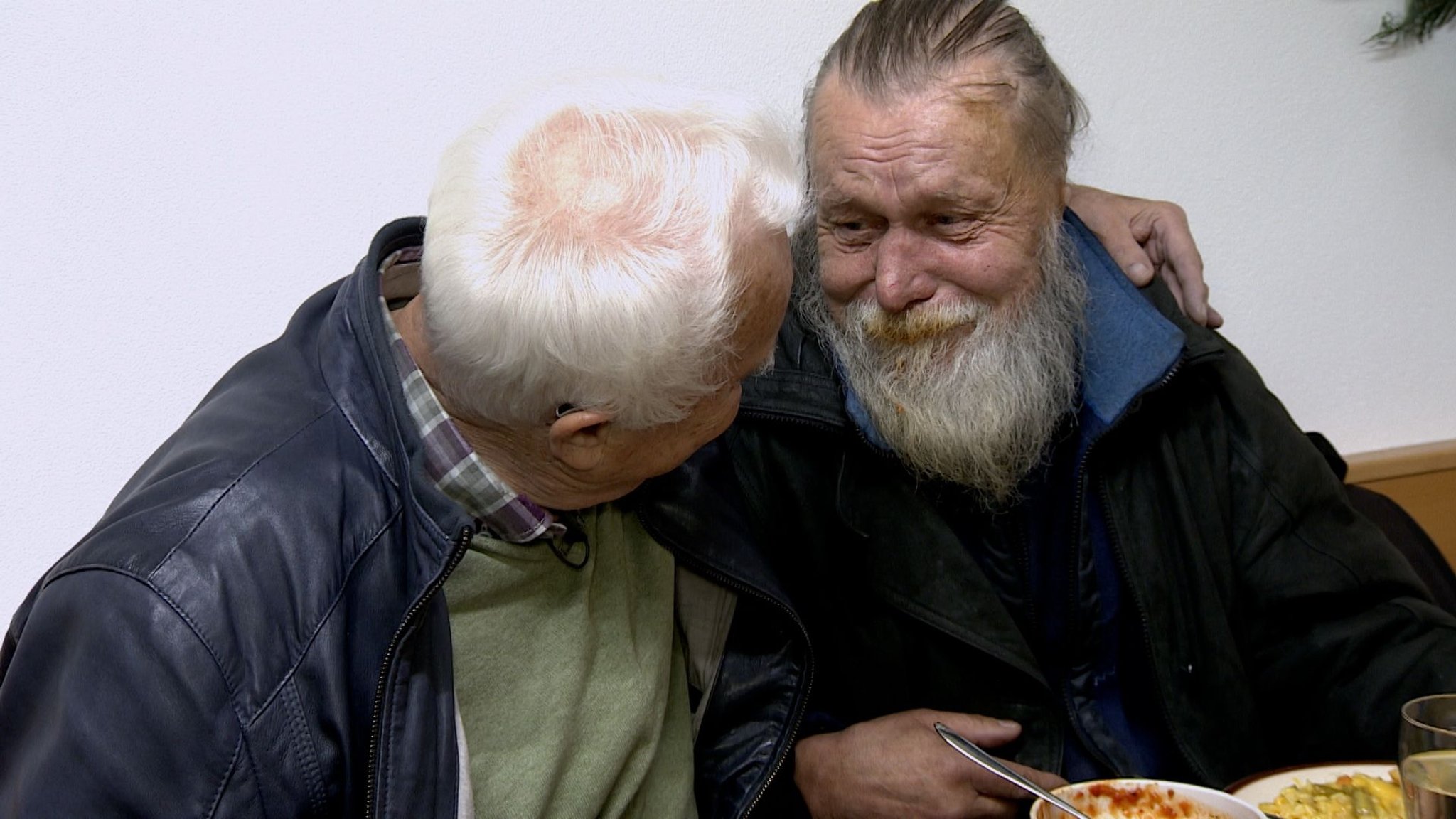 Josef Troidl (l.) von der Regensburger Odachlosenhilfe "Strohhalm" im Gespräch mit einem Obdachlosen