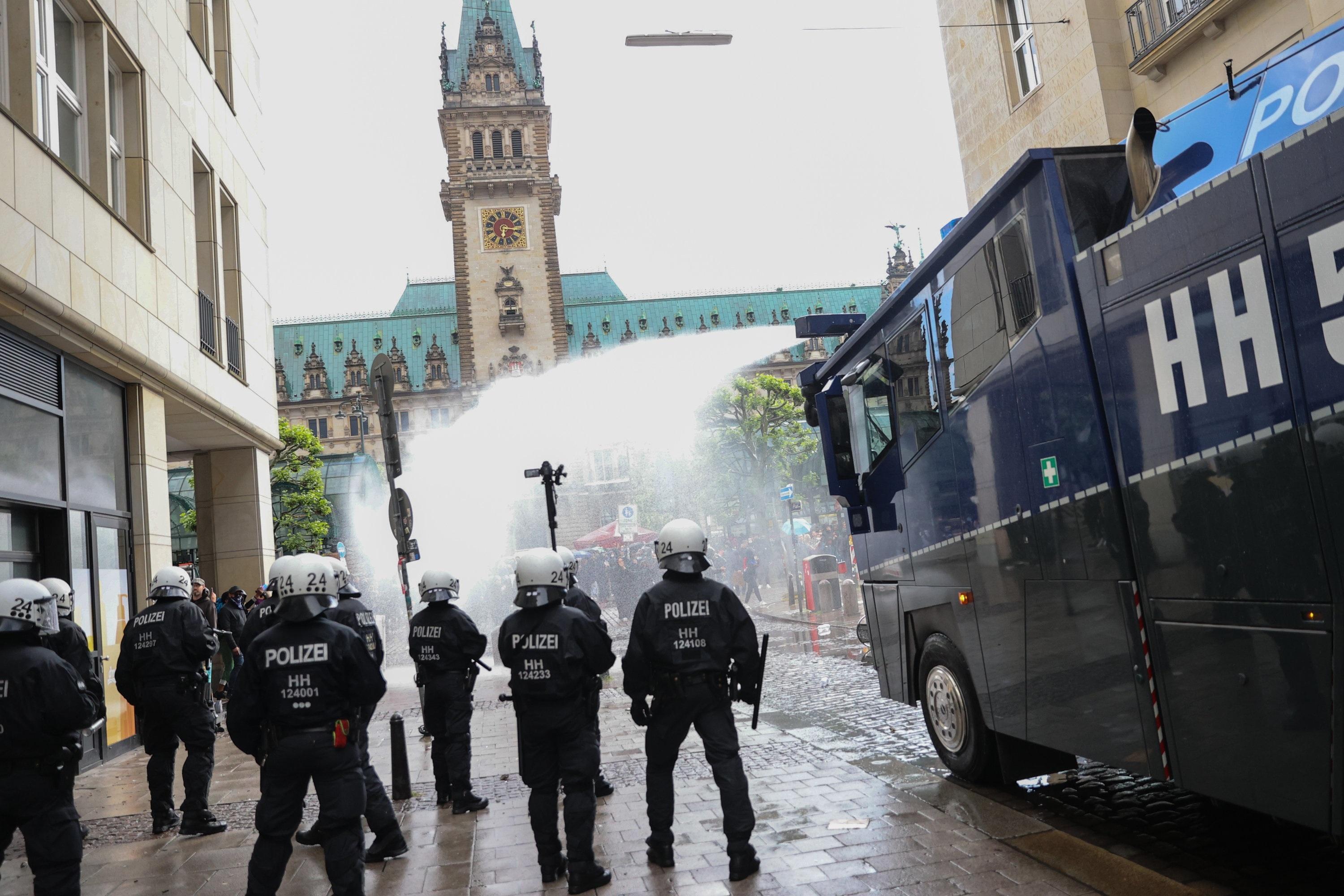 Image accompanying Polizeigewalt ist nur sehr selten bei uns in Deutschland und in Bayern.