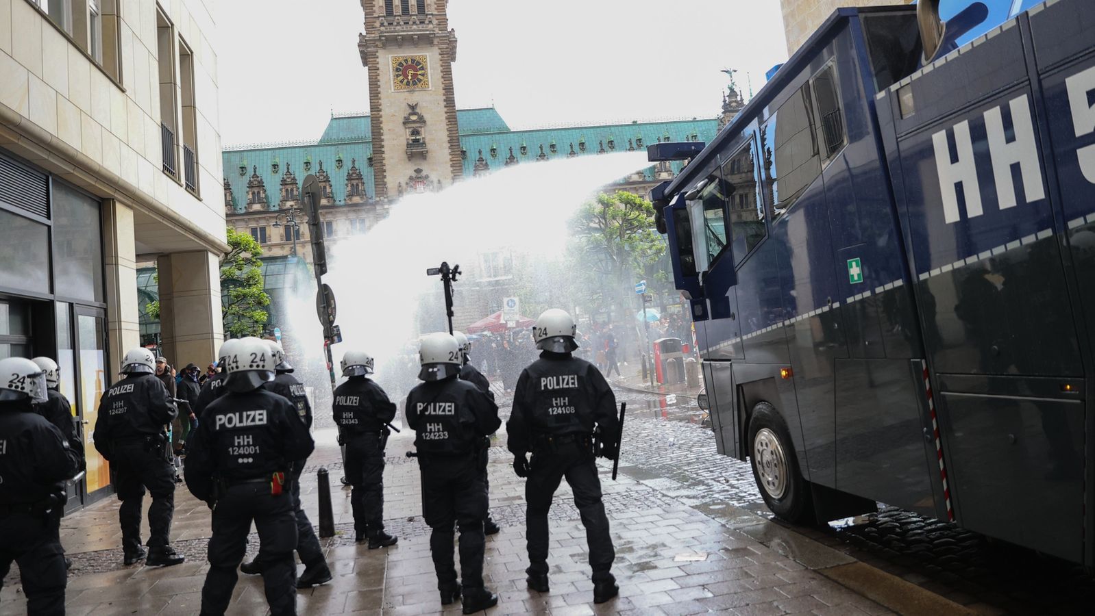 Image accompanying Polizeigewalt ist nur sehr selten bei uns in Deutschland und in Bayern.
