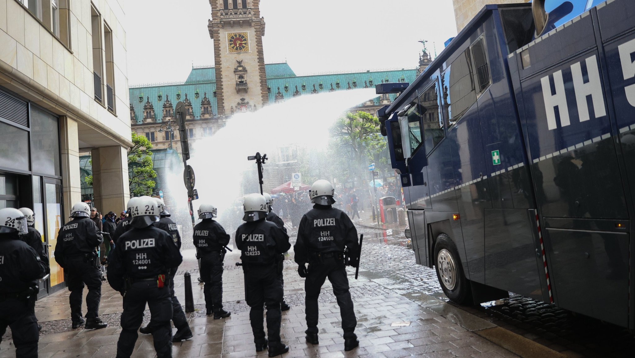 Ist die eingesetzte Gewalt verhältnismäßig? Diese Frage müssen sich Polizisten immer stellen - wie hier bei einer Demo in Hamburg. 