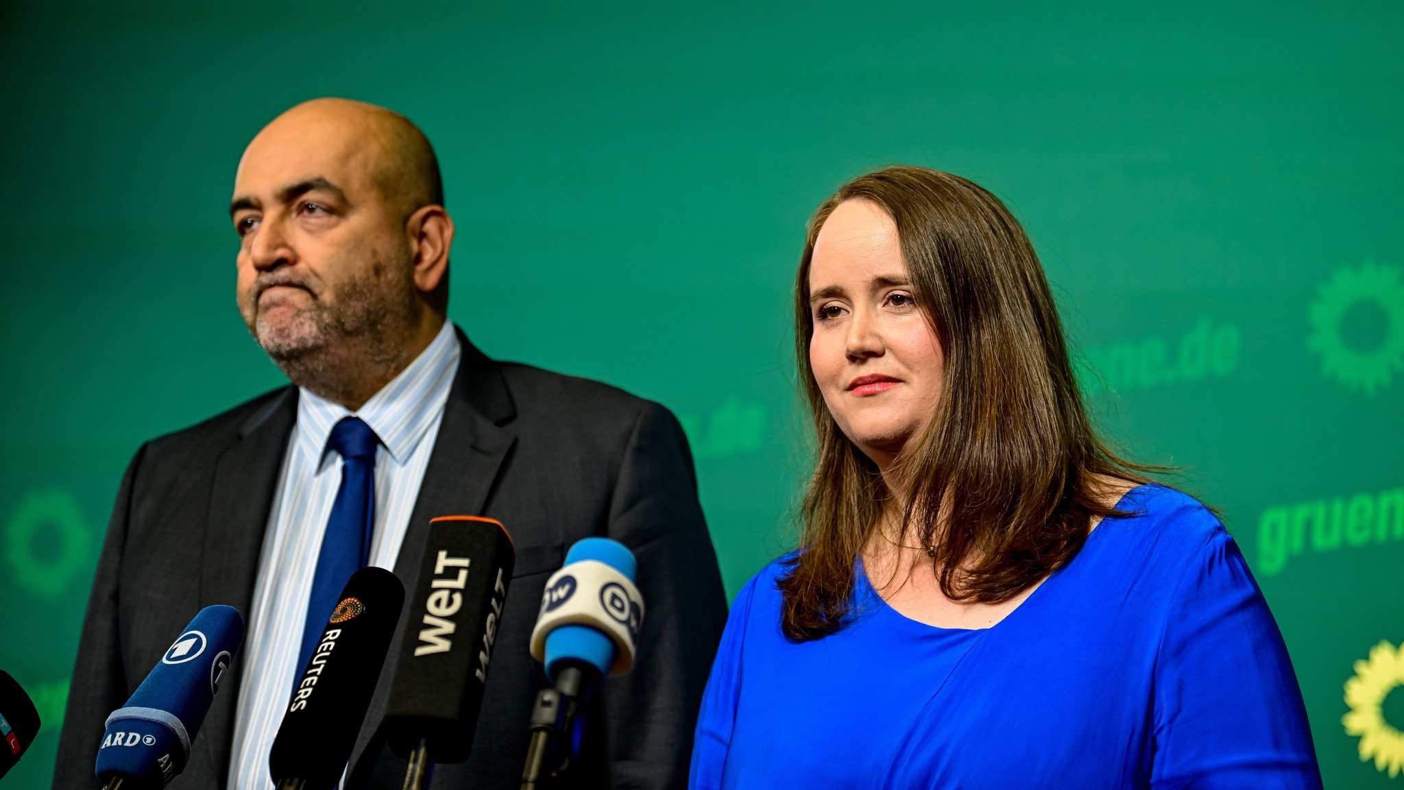 Scheidender Grünenvorstand auf Pressekonferenz