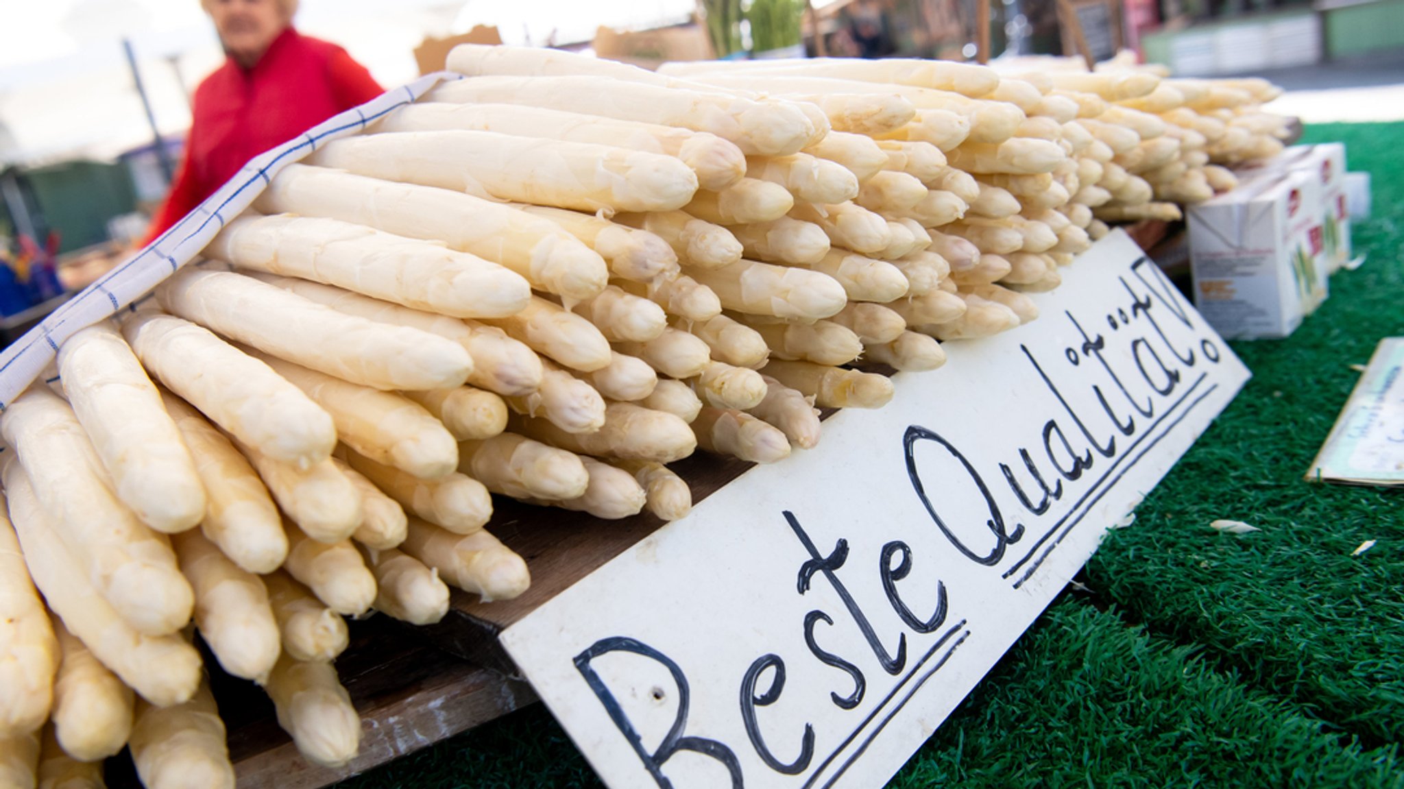 München: Spargel wird an einem Stand auf dem Viktualienmarkt angeboten.