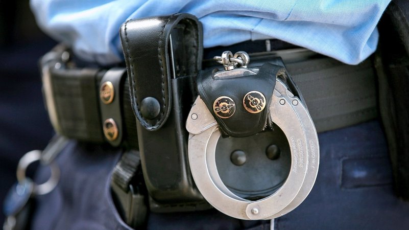 Polizist mit Handschellen am Gürtel | Bild: pa/Maximilian Koch Polizist mit Handschellen am Gürtel