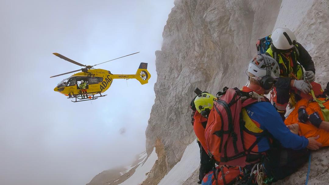 Einsatz der Bergwacht Grainau in einer Gletscherspalte am Höllentalferner.