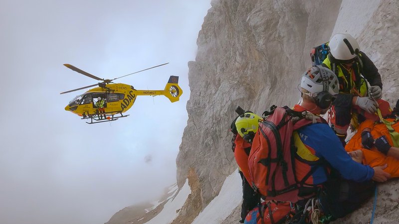 Einsatz der Bergwacht Grainau in einer Gletscherspalte am Höllentalferner. | Bild: BR/Timeline Production Einsatz der Bergwacht Grainau in einer Gletscherspalte am Höllentalferner.