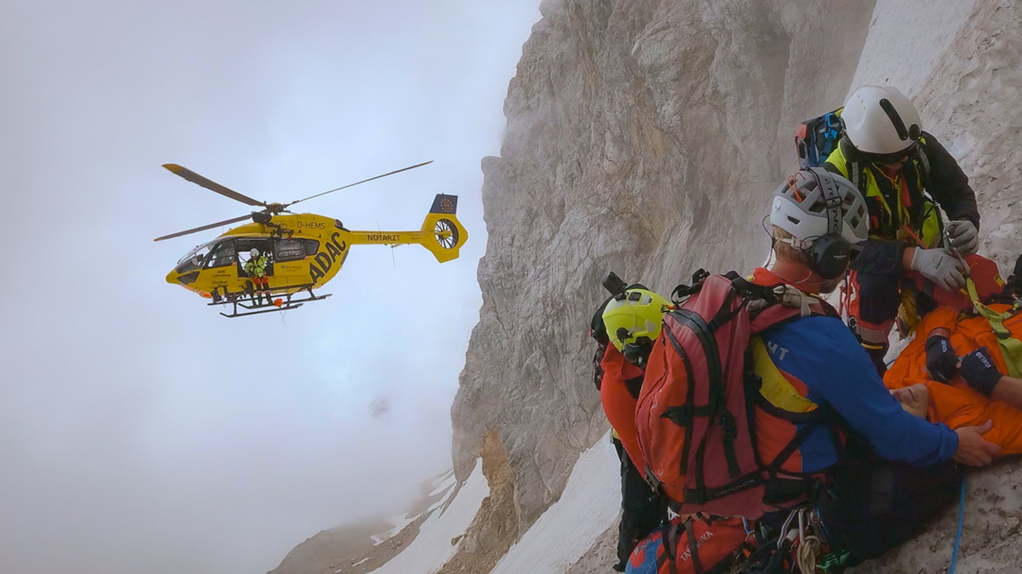 Einsatz der Bergwacht Grainau in einer Gletscherspalte am Höllentalferner. | Bild: BR/Timeline Production Einsatz der Bergwacht Grainau in einer Gletscherspalte am Höllentalferner.