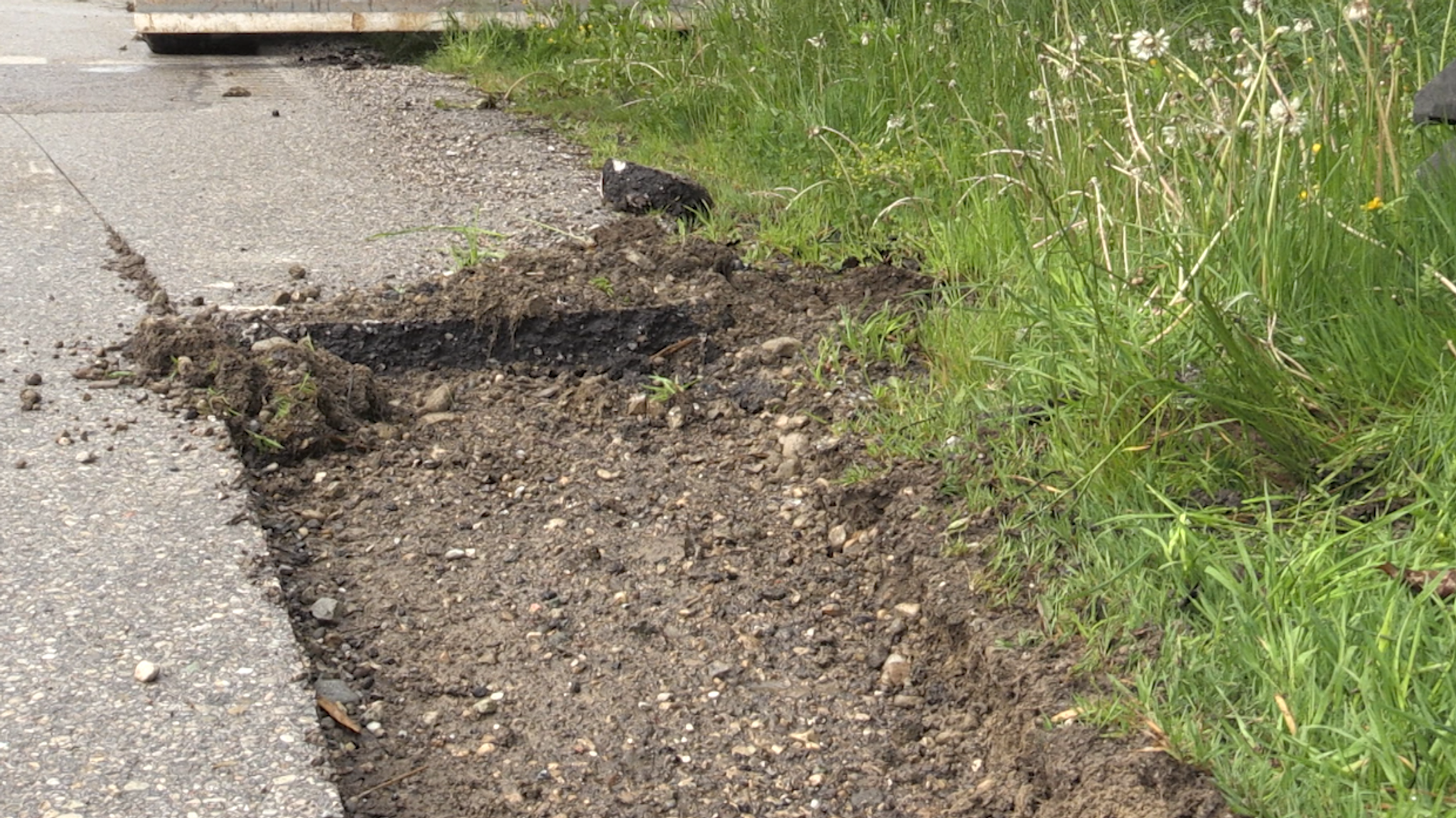 Ein Stück Asphalt fehlt in der Gemeindestraße in Bad Endorf, ein Bagger hat es herausgerissen. 