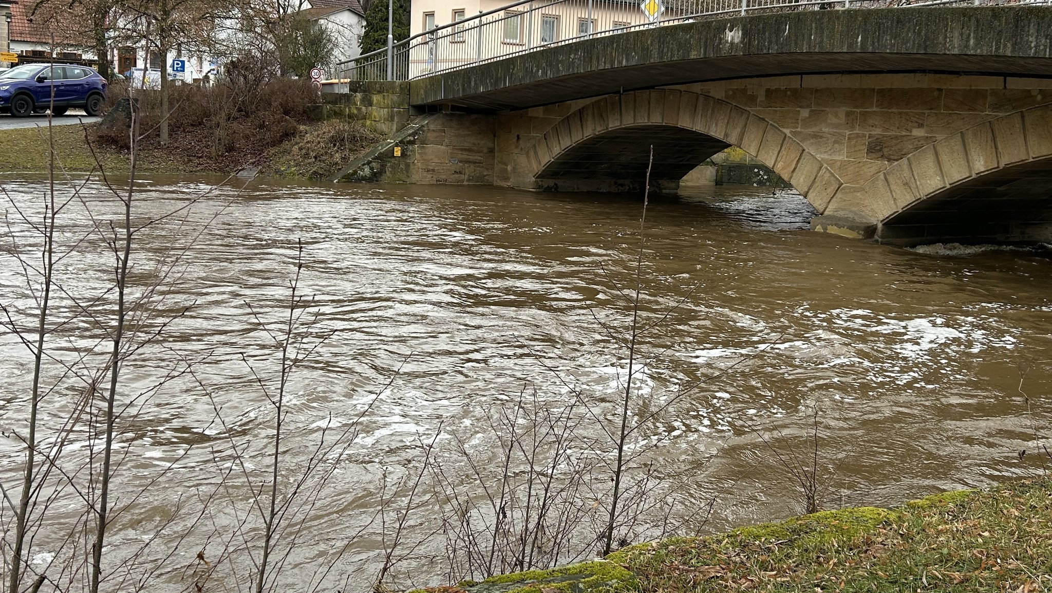 Angeschwollener Flusspegel bei Lanzendorf in Oberfranken.