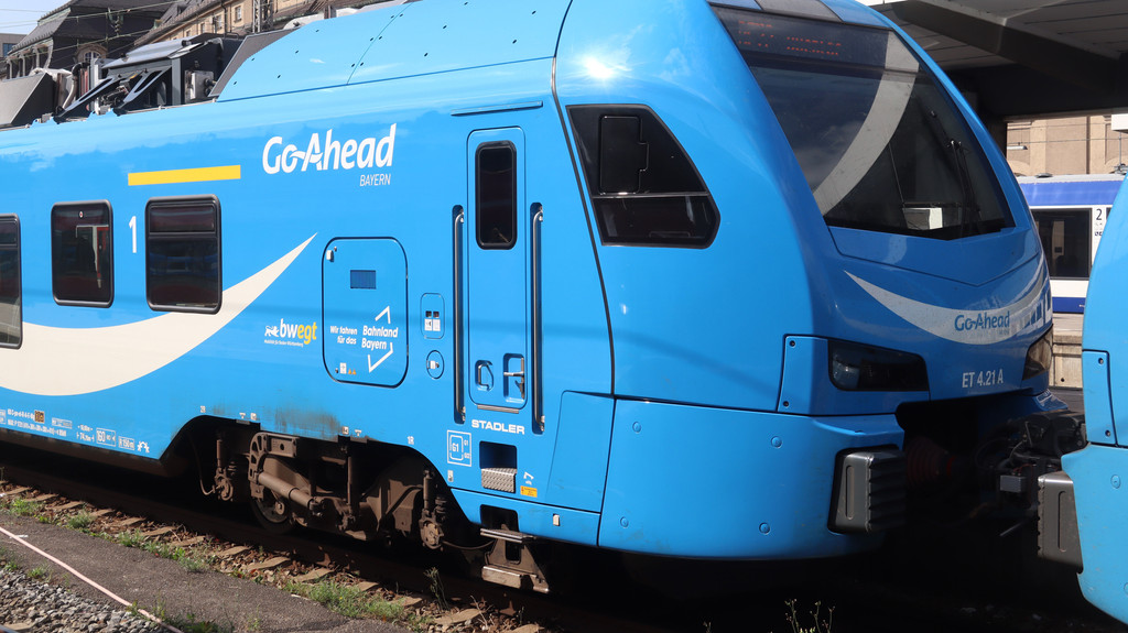Ein blauer Zug von "Go-Ahead Bayern" in Augsburg