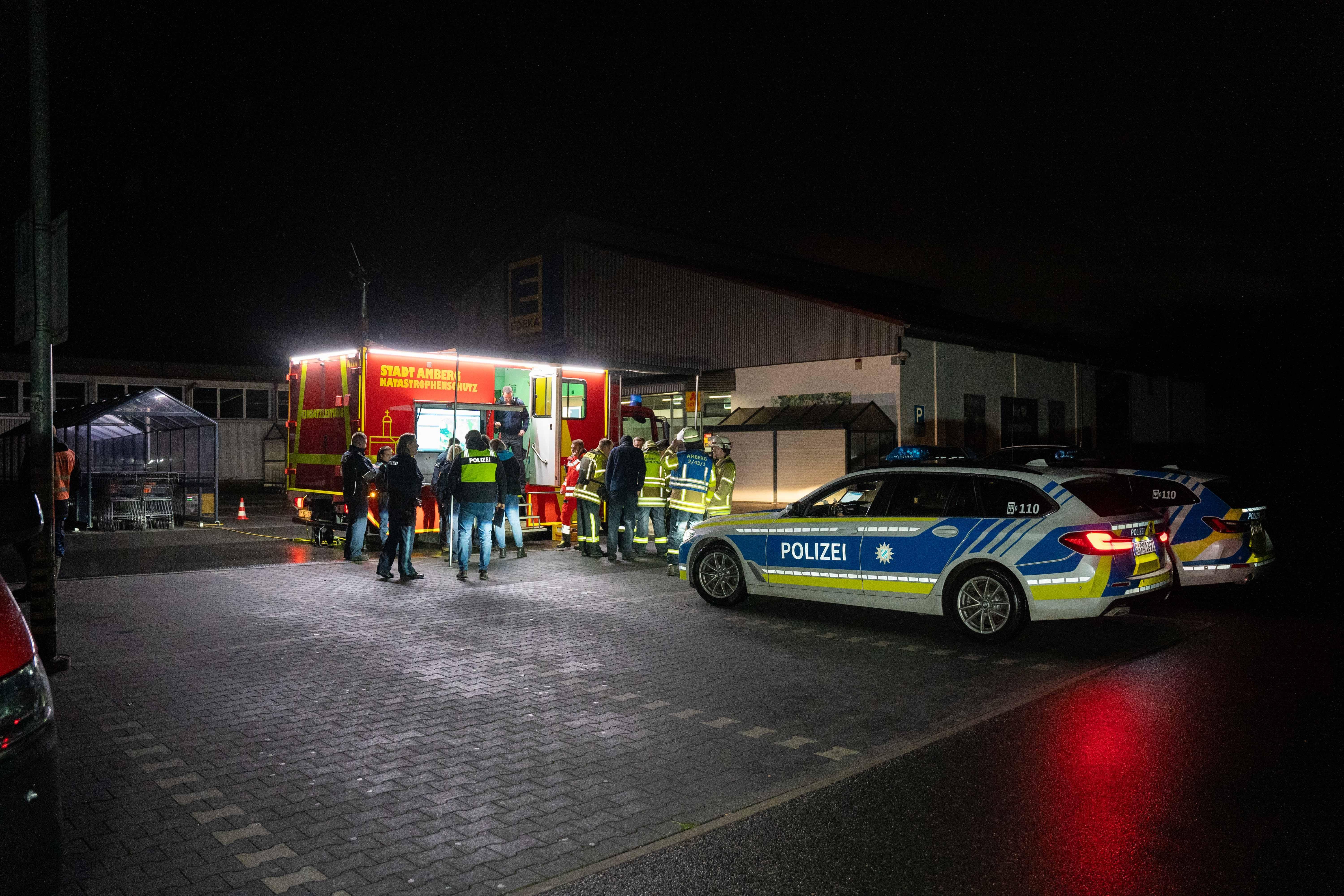 Zahlreiche Einsatzkräfte sind wegen der Bombenfunde vor Ort