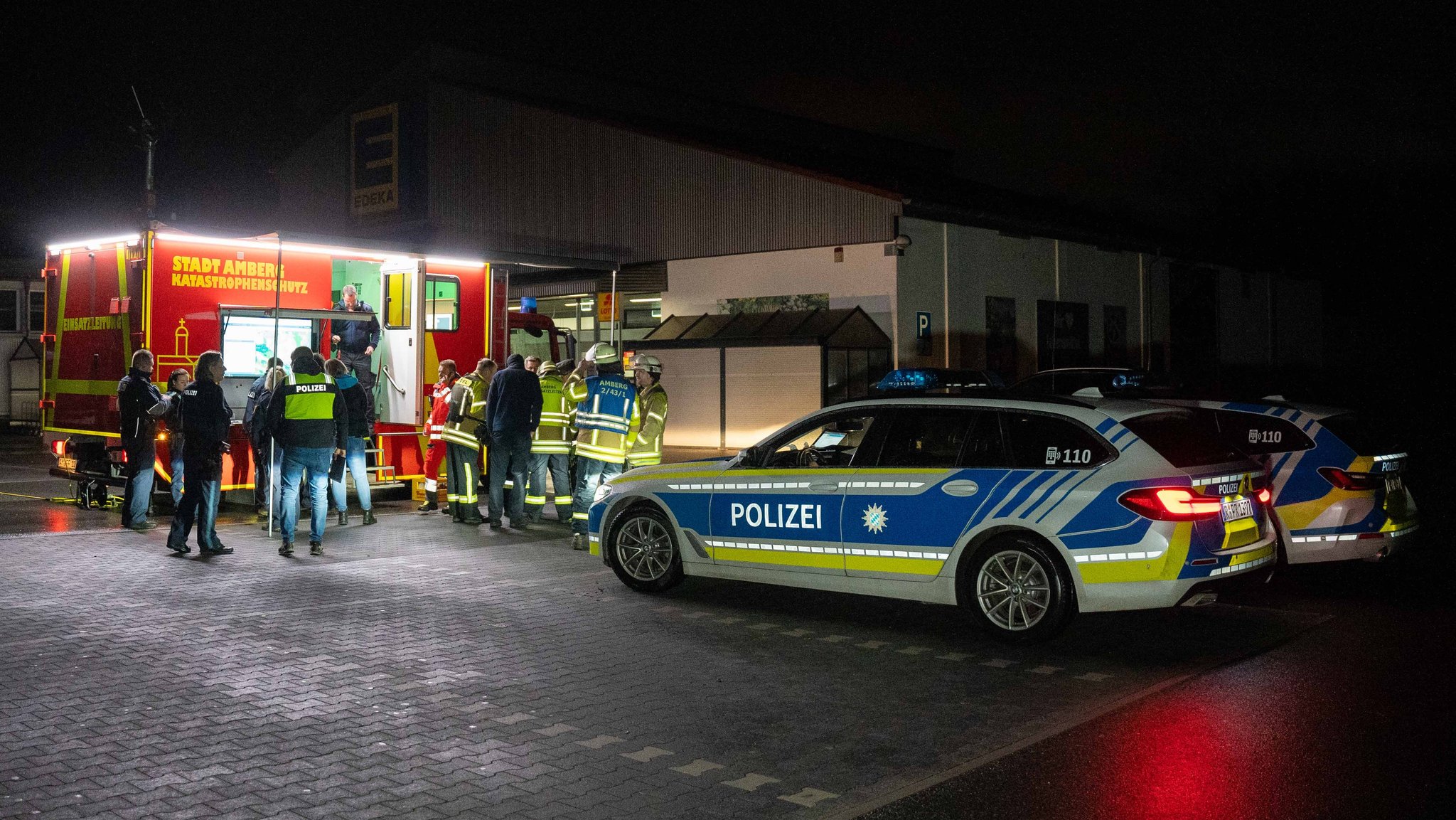 Zahlreiche Einsatzkräfte sind wegen der Bombenfunde vor Ort