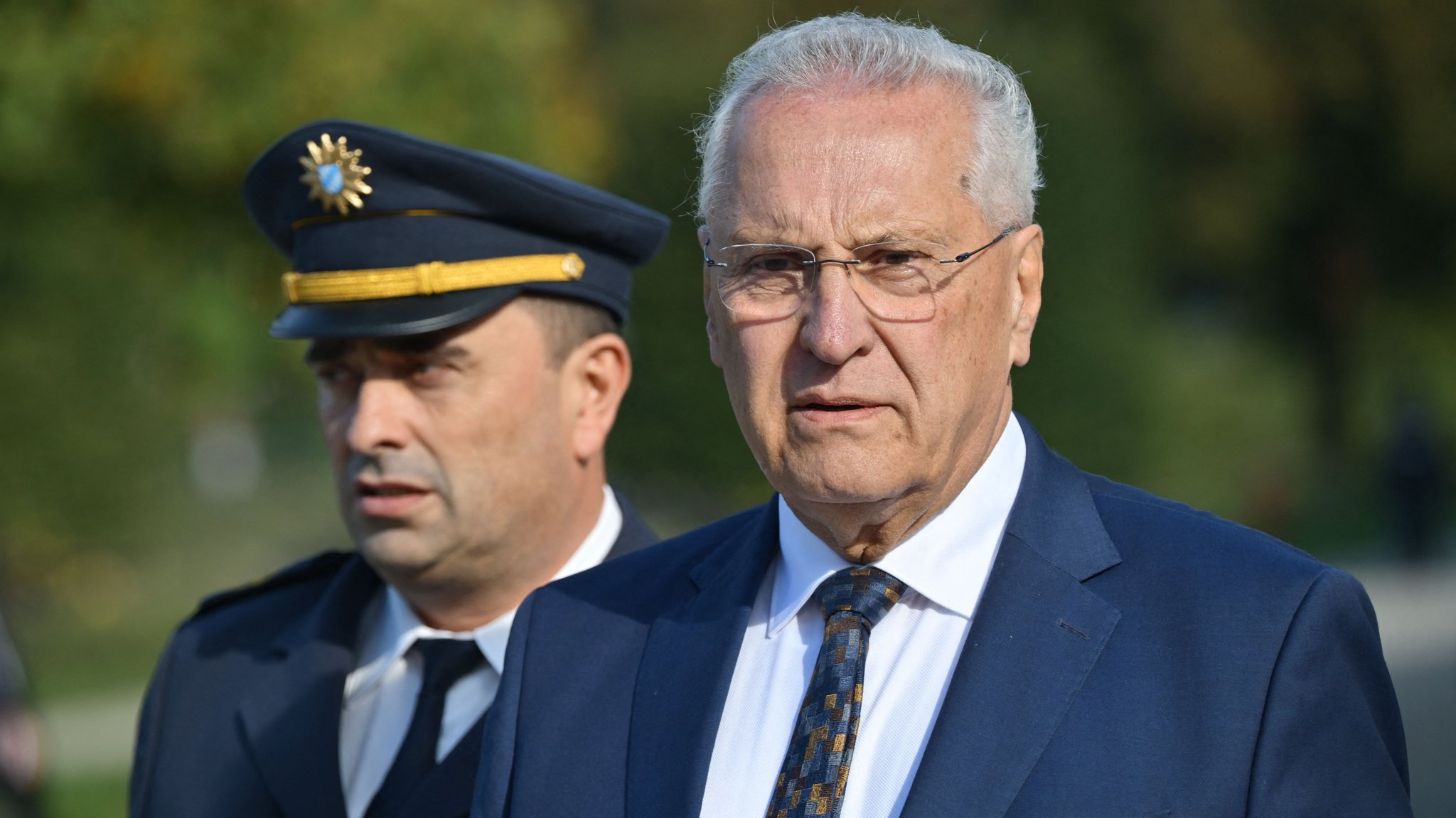 ARCHIV - 09.10.2026, Bayern, Oberschleißheim: Bayerns Innenminister Joachim Herrmann (CSU) informiert am Rande einer Veranstaltung zum Führungswechsel im Landeskommando Bayern über die aktuelle Lage der Ermittlungen zur Tötung zweier Behördenmitarbeiten in Berngau in der Oberpfalz.  (zu dpa: «Hätte der Angriff von Schongau verhindert werden können?») Foto: Peter Kneffel/dpa +++ dpa-Bildfunk +++