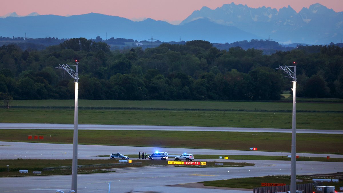 Nach Blockade am Münchner Flughafen: Aktivisten wieder frei