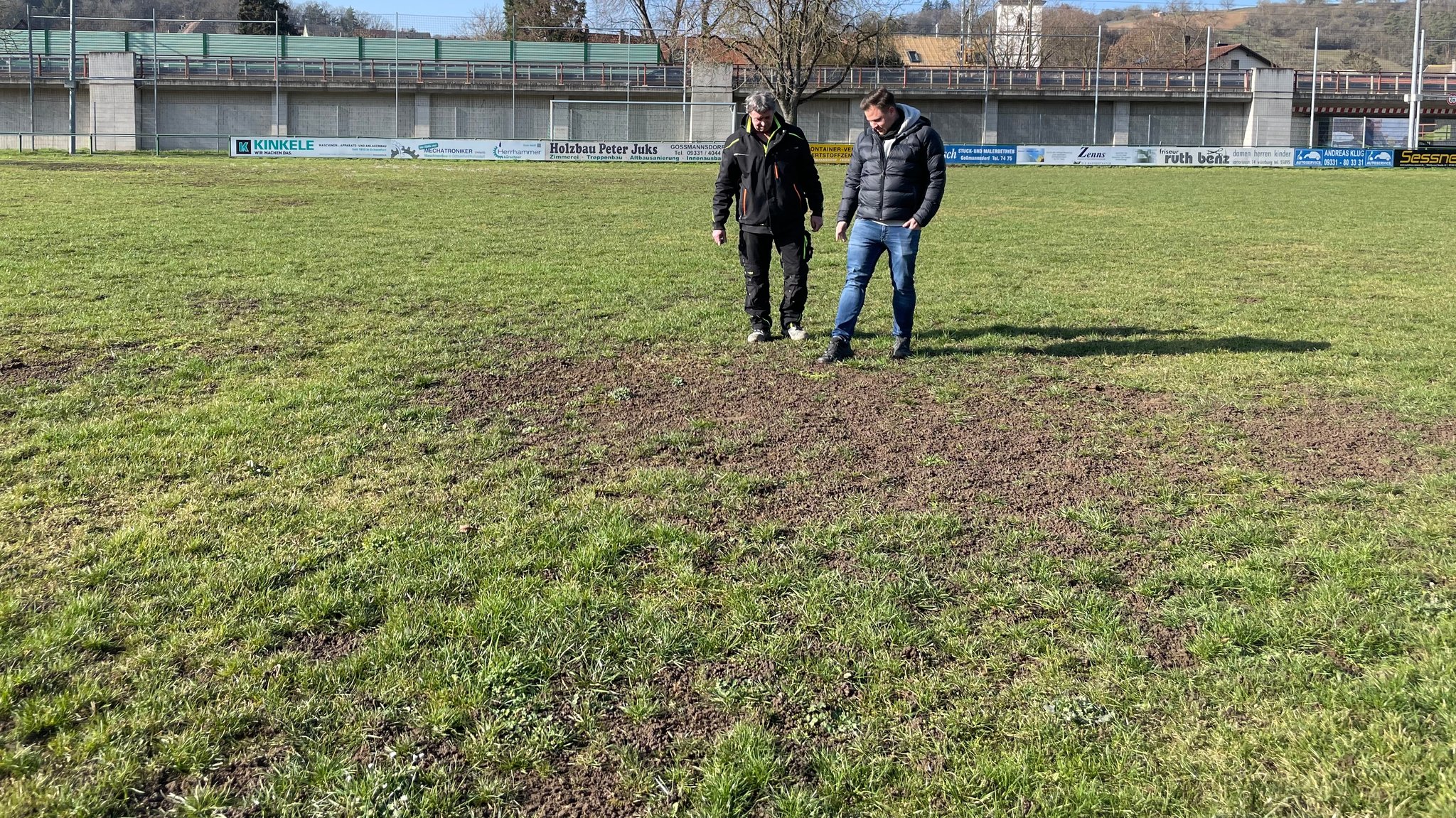 Vorsitzender Mark Seyrich (r.) und Platzwart Roland Korn besehen sich den Schaden auf dem Goßmannsdorfer Platz.