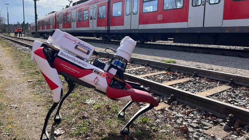 Zu sehen ist der rot-weiße Roboter der Deutschen Bahn