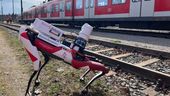 Zu sehen ist der rot-weiße Roboter der Deutschen Bahn | Bild:BR/ Alisa Schröter 