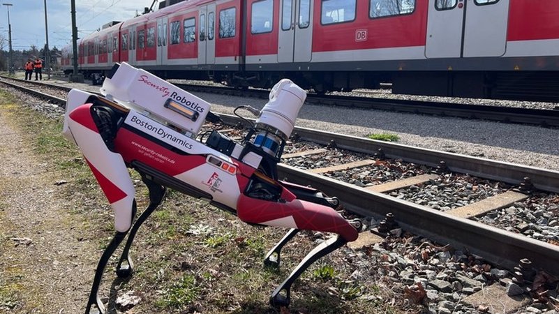 Zu sehen ist der rot-weiße Roboter der Deutschen Bahn