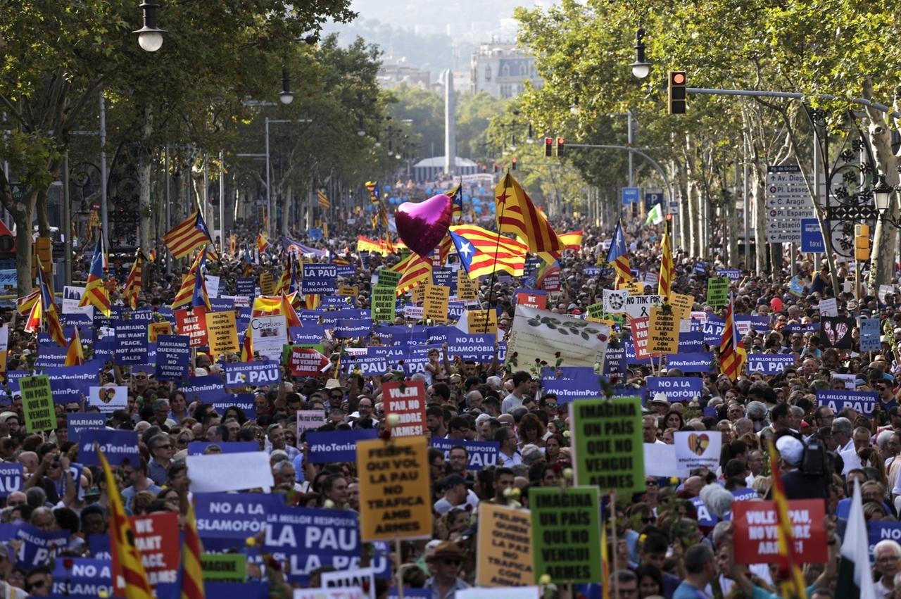 Großdemonstration Gegen Terrorismus In Barcelona | BR24