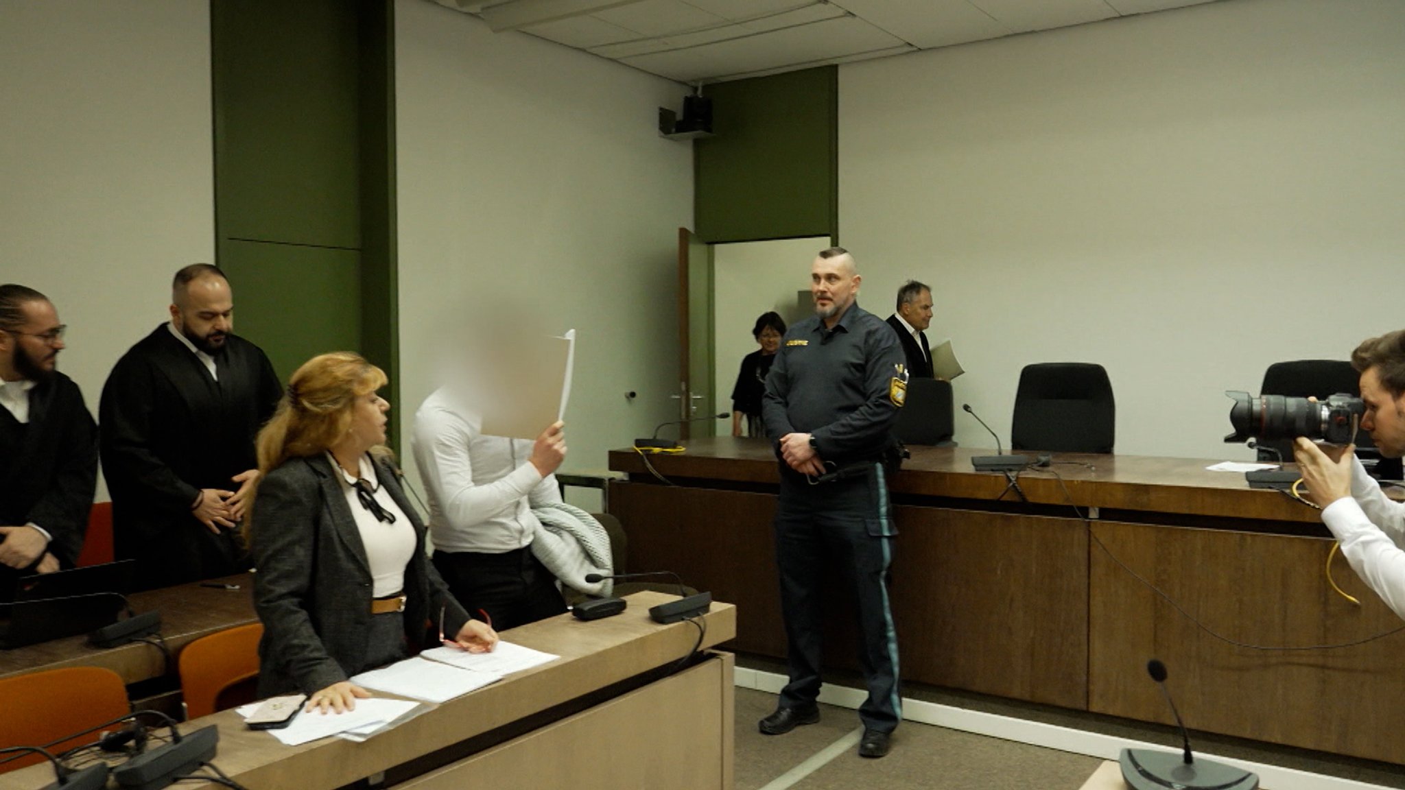 Einem syrischen Flüchtling wird die Vorbereitung eines Sprengstoffanschlags vorgeworfen. Laut Anklage beschaffte er sich Anleitungen zum Bombenbau und besaß explosives Material. | Bild: BR Einem syrischen Flüchtling wird die Vorbereitung eines Sprengstoffanschlags vorgeworfen. Laut Anklage beschaffte er sich Anleitungen zum Bombenbau und besaß explosives Material.