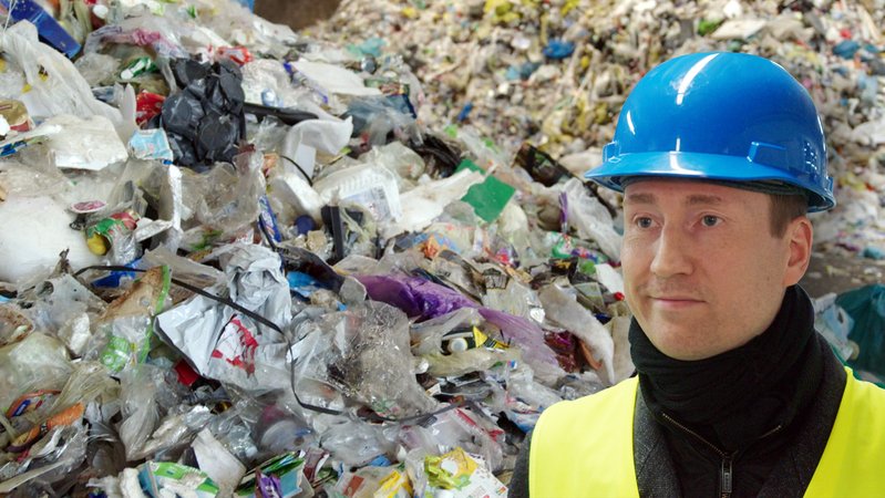 Werkstoff-Wissenschaftler Dr. Michael Nase von der Hochschule Hof. Im Hintergrund ein Plastikberg. Lässt sich die Plastikflut durch Kunststoff-Recycling eindämmen?