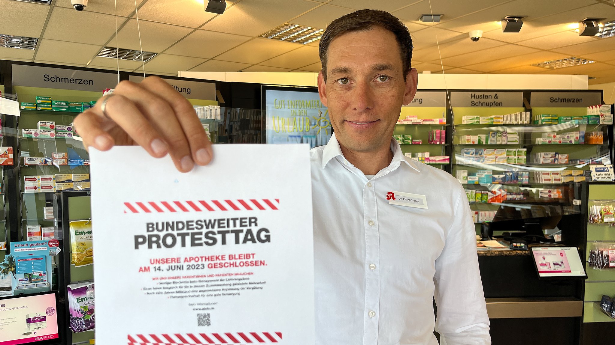 Apotheker Frank Henle hält ein Plakat zum Apothekerstreik hoch. | Bild: BR/Peter Allgaier Apotheker Frank Henle hält ein Plakat zum Apothekerstreik hoch.