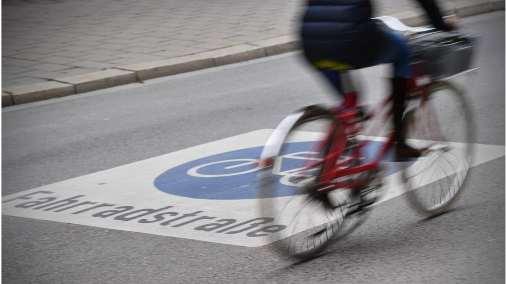 Ein Fahrradfahrer auf seinem Rad, auf dem Asphalt die Markierung "Fahrradstraße" (Symbolbild)