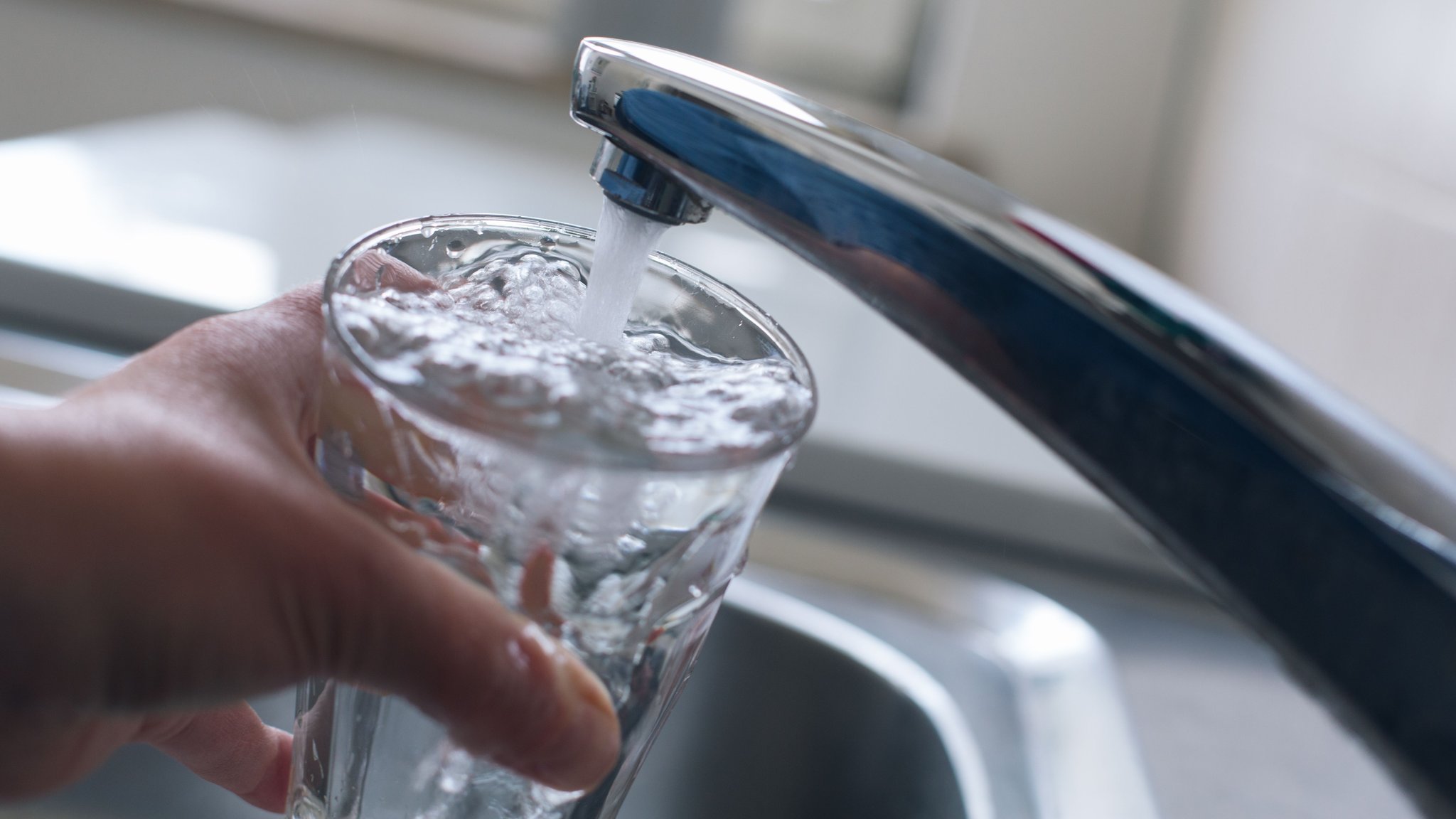 (Symbolbild) Jemand füllt am Wasserhahn ein Glas mit Leitungswasser. | Bild: BR/Lisa Hinder (Symbolbild) Jemand füllt am Wasserhahn ein Glas mit Leitungswasser.
