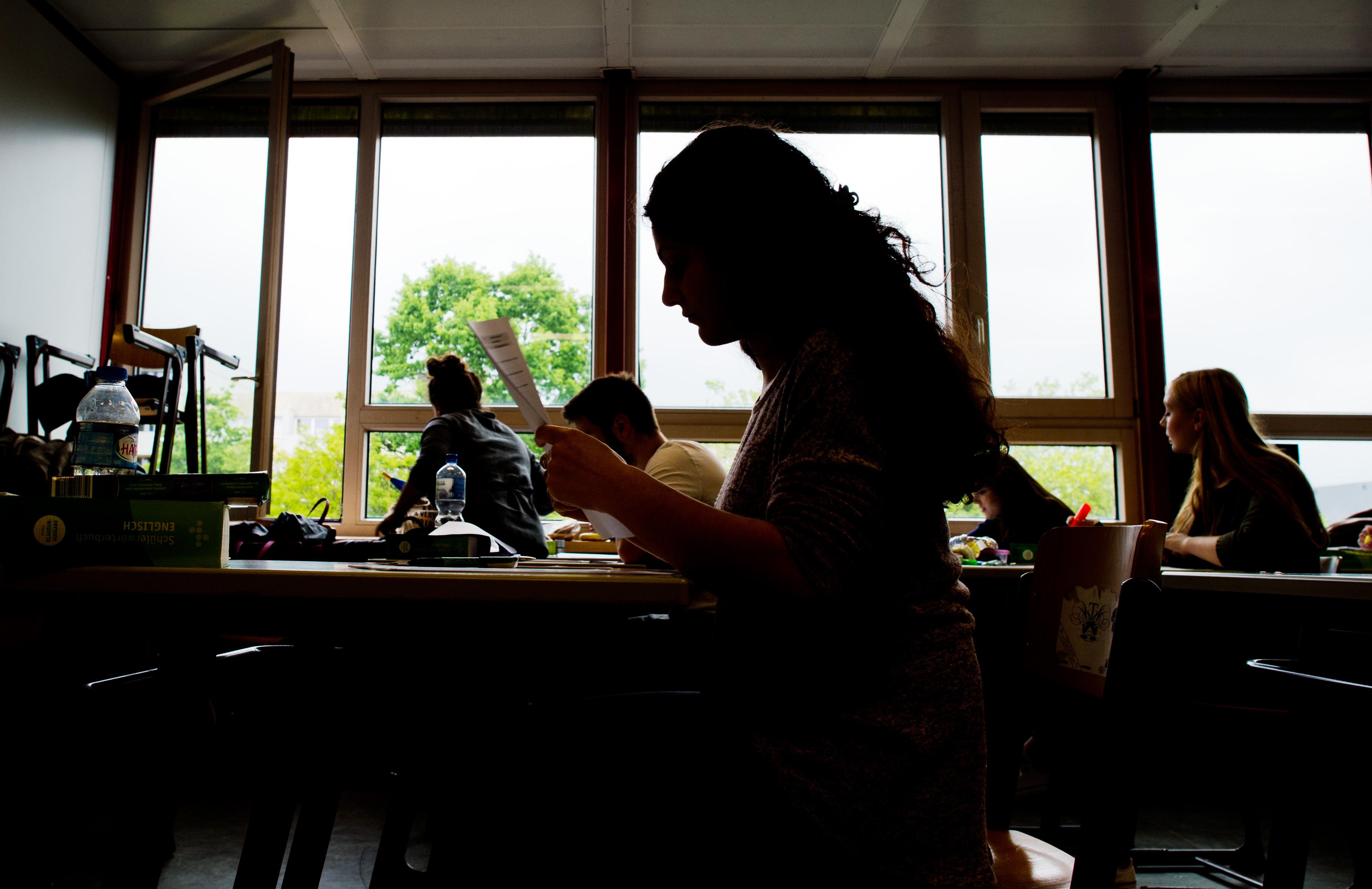 Symbolbild: Schülerinnen und Schüler bei einer Prüfung