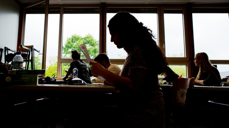 Symbolbild: Schülerinnen und Schüler bei einer Prüfung | Bild: picture alliance / dpa | Julian Stratenschulte Symbolbild: Schülerinnen und Schüler bei einer Prüfung