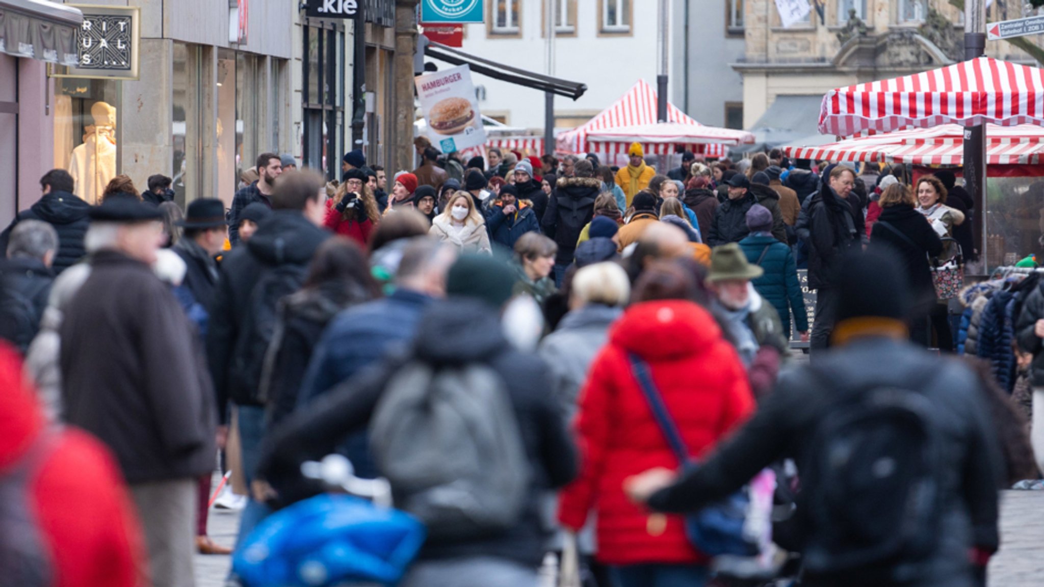 Passanten in der Fußgängerzone von Bamberg