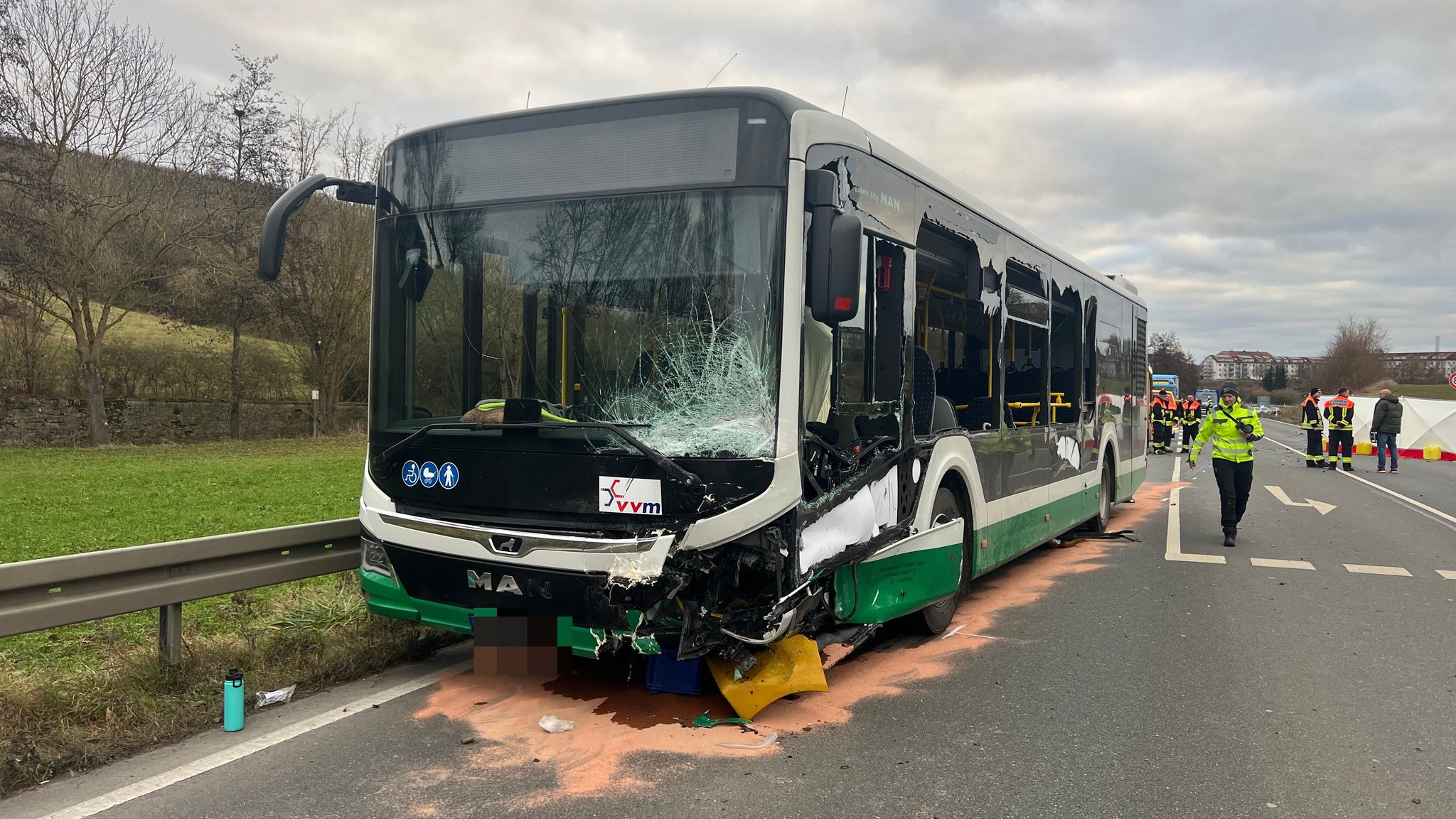 Nach einem Unfall steht ein demolierter Linienbus auf der B8 bei Kitzingen.